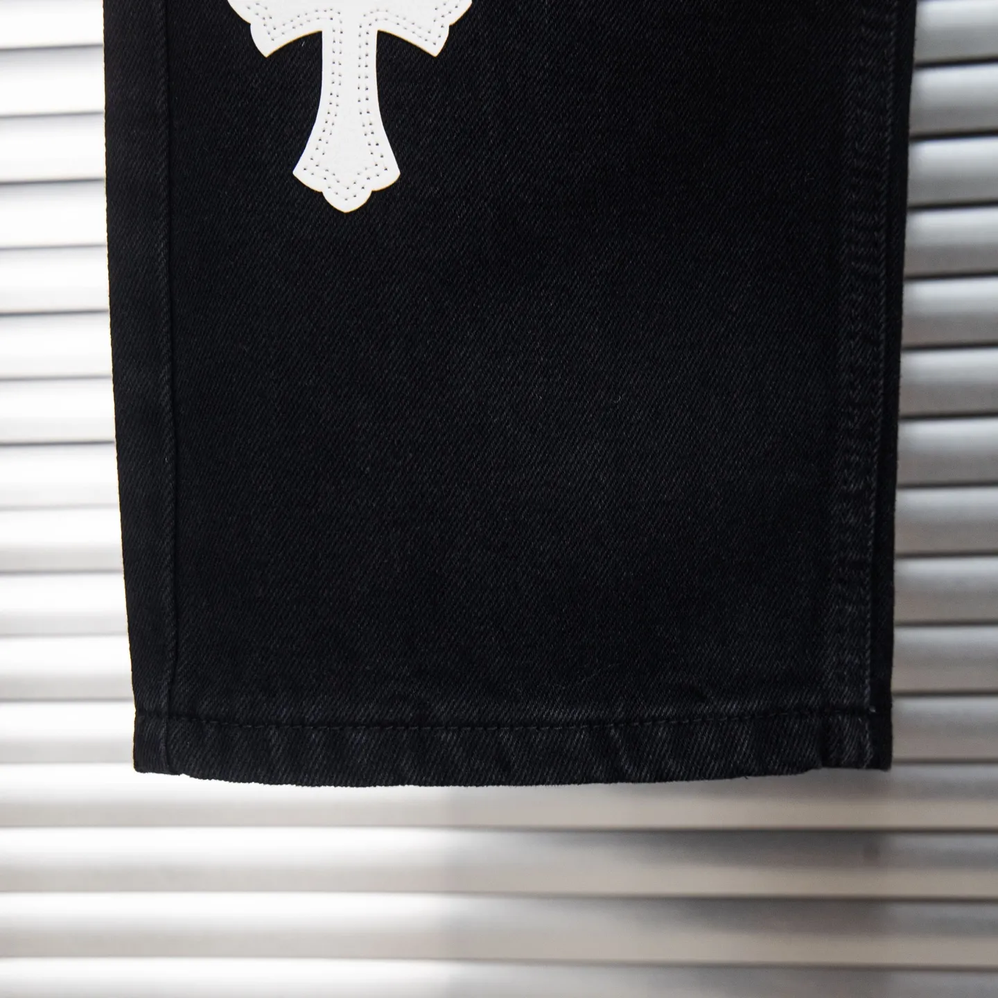 P260 Chrome Hearts Black Pants Sanskrit Blue and White Patch Leather Jeans CH jeans need to be washed before being dismantled and then hand-stitched with sheepskin cross leather and then spliced ​​together. The whole piece has too many craftsmanship to describe. The patches are decorated with cross patterns and the high-waisted washed jeans! ! Absolutely high-end luxury products, god-level single products and super popular products, made with top heavy industry, a must-see magic weapon. Customized hardware. The fabric is thick and soft after washing. It has good breathability. Customized small leather label. Unique design. The details are simple and elegant, and the workmanship is exquisite. The entire trousers are neatly routed and the details are in place! It’s so cool that both men and women can easily control the genderless trend! Style number: 1873# Color: black Size: 28 30 32 34